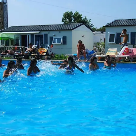 בית נופש Comfortable Near With Shared Pool